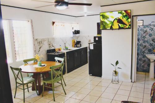 a kitchen with a table and chairs in a room at Casa Emma Quepos in Quepos