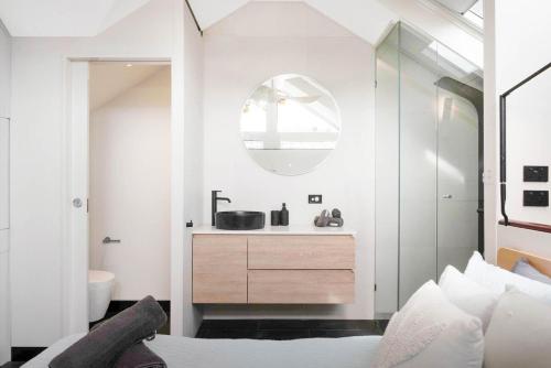 Η κουζίνα ή μικρή κουζίνα στο Timber & Tide Loft - Striking Design by the Beach