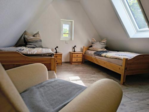 Postel nebo postele na pokoji v ubytování Ferienwohnung FeWo Plaggenburg - Das Familienreich