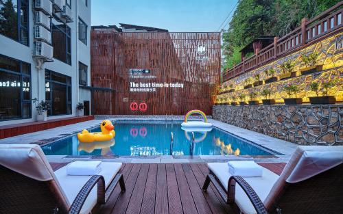 a pool with a rubber duck in the middle of a building at 铂曼智慧酒店-张家界国家森林公园门票站店 in Zhangjiajie