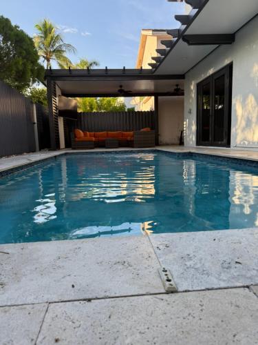 een zwembad in een achtertuin met een pergola bij Villa Miami Lakes 2 in Hialeah