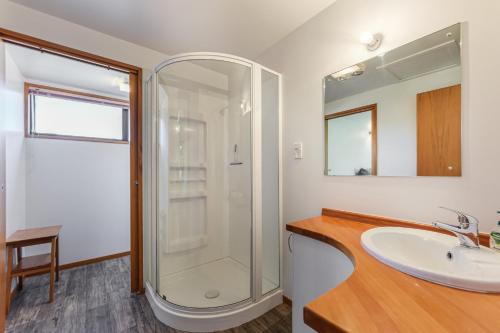 Bilik mandi di Coastal Sound - Waikawa Holiday Home