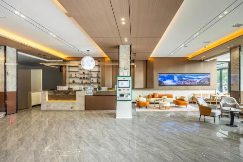 a lobby of a hotel with a waiting room at 铂曼智慧酒店-张家界国家森林公园门票站店 in Zhangjiajie