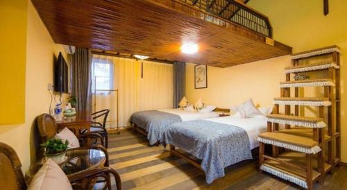 Ένα ή περισσότερα κρεβάτια σε δωμάτιο στο The Courtyard Suzhou Inn Hemu Branch