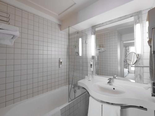 Salle de bains dans l'établissement Mercure Millau