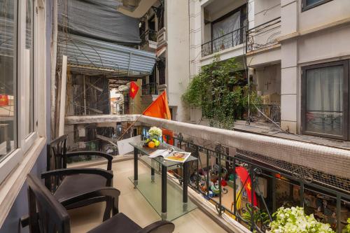 Un balcón o terraza en Hanoi Old quarter Central Hotel