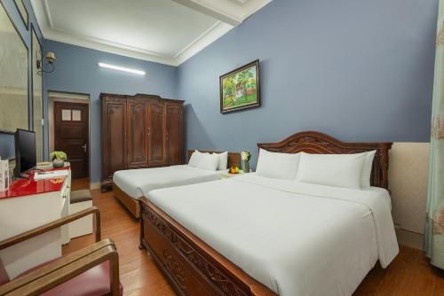 Una cama o camas en una habitación de Hanoi Old quarter Central Hotel