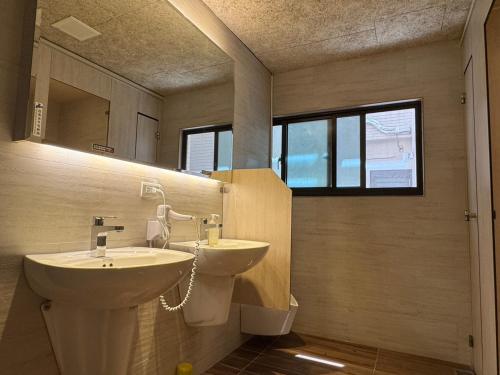 安平区にある樸寓國際青年旅舍の洗面台が2つと鏡があるバスルーム