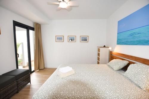 a bedroom with a bed and a large painting on the wall at Book Jet - Casilla de Costa Dreams in Villaverde