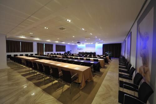a large banquet hall with tables and chairs at Hotel Acquaviva Del Garda in Desenzano del Garda