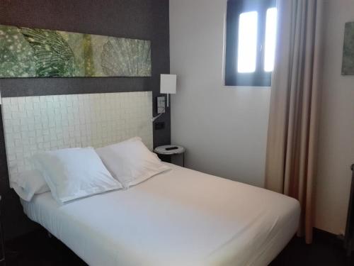 Ένα ή περισσότερα κρεβάτια σε δωμάτιο στο Hotel Lastres Miramar