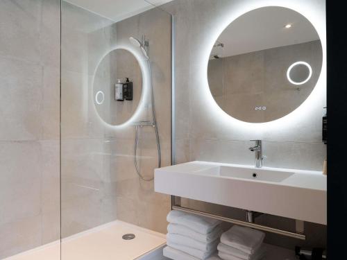 a bathroom with a sink and a mirror at Mercure Béziers in Béziers