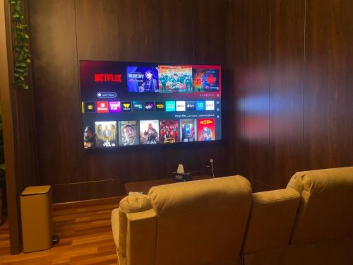 MawāliḩにあるEligent houseのリビングルーム(椅子2脚、薄型テレビ付)