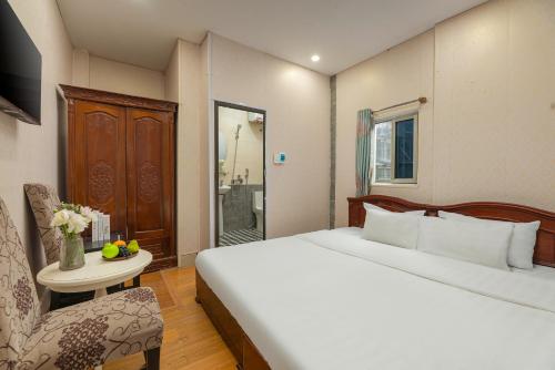 Una cama o camas en una habitación de Hanoi Old quarter Central Hotel