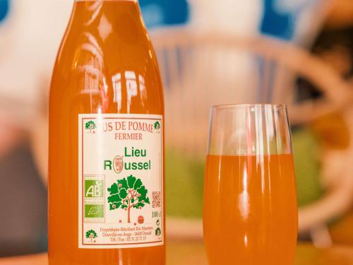 a bottle of ketchup next to a glass of beer at ibis Styles Deauville Villers Plage in Villers-sur-Mer