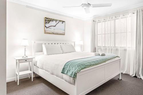 Ένα ή περισσότερα κρεβάτια σε δωμάτιο στο Relaxing Kiama Retreat with Garden & Comfort