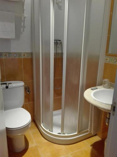 Ένα μπάνιο στο Hotel Lastres Miramar