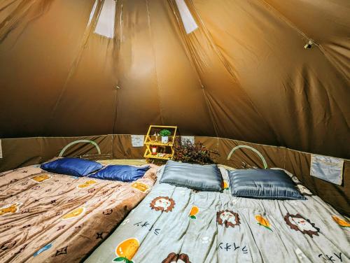 Mèo VạcにあるHà Giang Campingのテントの中にベッドが2つある寝室