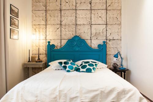 una testiera blu di un letto con due cuscini di Alla Meta a Mogliano Veneto