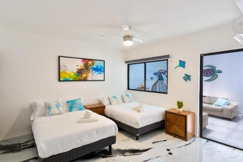 a bedroom with two beds and a couch at Luxury home-heated Pool-2bedroom in Cancún
