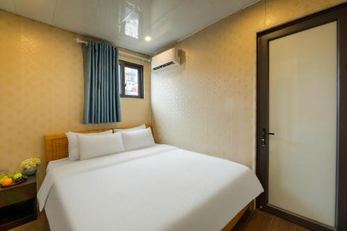 Una cama o camas en una habitación de Hanoi Old quarter Central Hotel