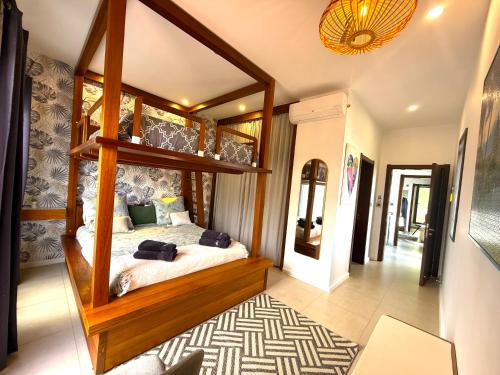 Postel nebo postele na pokoji v ubytování ORCHID Villa luxueuse avec piscine privée- A 600m de la plage