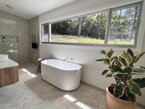 Koupelna v ubytování Farm Retreat with Ocean Views, Fireplace & Bath