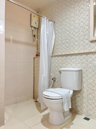 a bathroom with a toilet and a shower at AA Resort Hotel นนทบุรี in Ban Pratu Nam Phra Udom