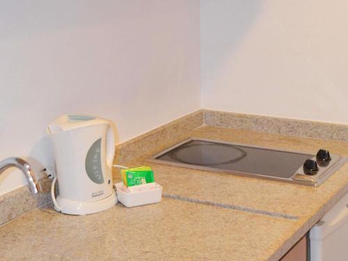 a kitchen counter with a toaster on a counter top at Mercure Manaus in Manaus