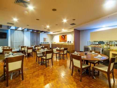 a dining room with tables and chairs in a restaurant at Mercure Manaus in Manaus