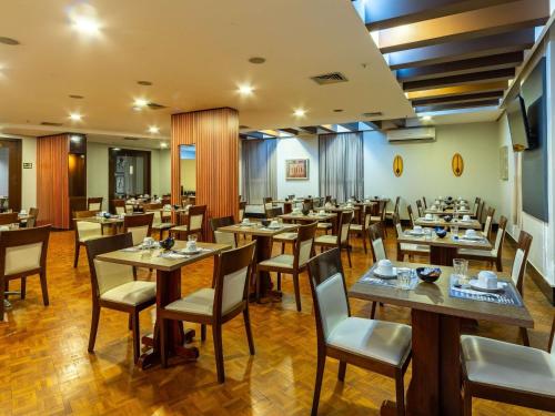 a restaurant with tables and chairs in a room at Mercure Manaus in Manaus