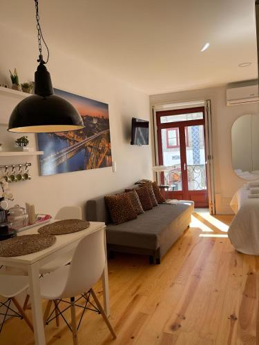 Historic Porto Balcony Hideaway - Taipas House 60