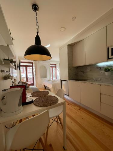 Historic Porto Balcony Hideaway - Taipas House 60