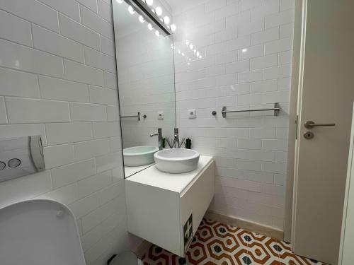 Historic Porto Balcony Hideaway - Taipas House 60
