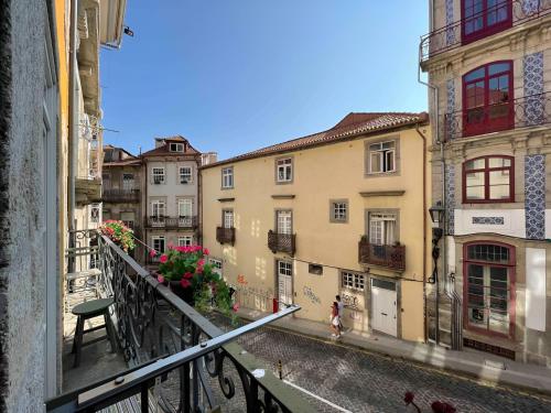 Historic Porto Balcony Hideaway - Taipas House 60