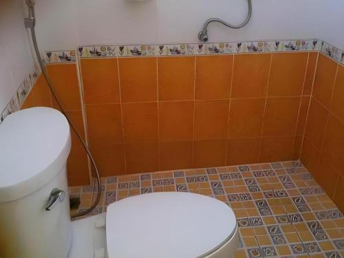 Bilik mandi di Baan Gon Chompu