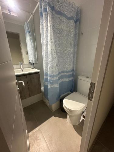 Ένα μπάνιο στο Dpto a pasos de playa, con terraza, vista al mar y faro