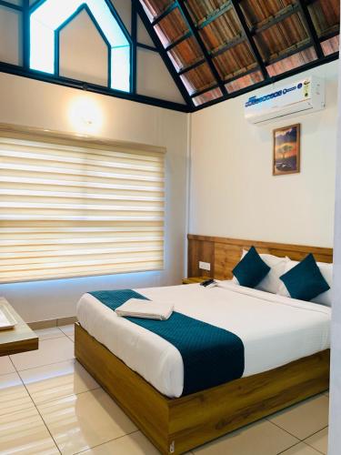 Una cama o camas en una habitación de Regalia Wayanad