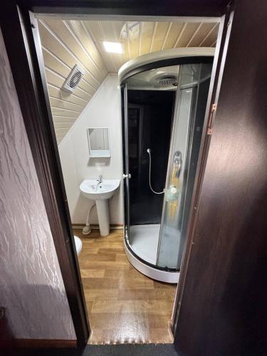 a small bathroom with a shower and a sink at Timur Resort Turgen in Taūtürgen