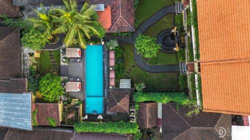 an overhead view of a house with a swimming pool at Pondok Kutuh Guest House in Ubud