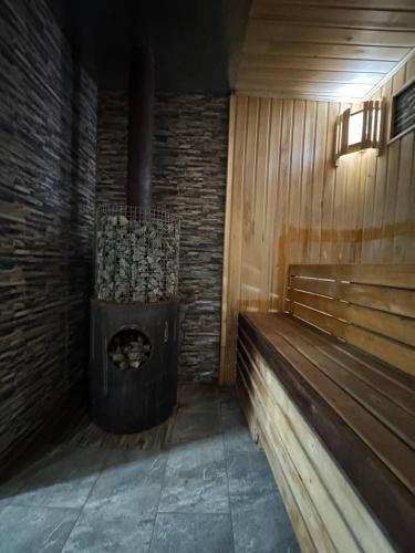 a room with a fireplace and a bench in a building at Timur Resort Turgen in Taūtürgen