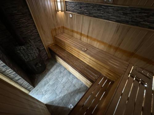 an overhead view of a wooden bench in a sauna at Timur Resort Turgen in Taūtürgen
