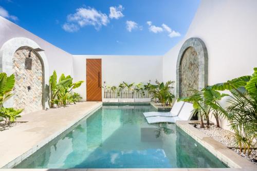 Πισίνα στο ή κοντά στο Nuusa - Mediterranean 2BR Pool Villa Near Bingin Beach