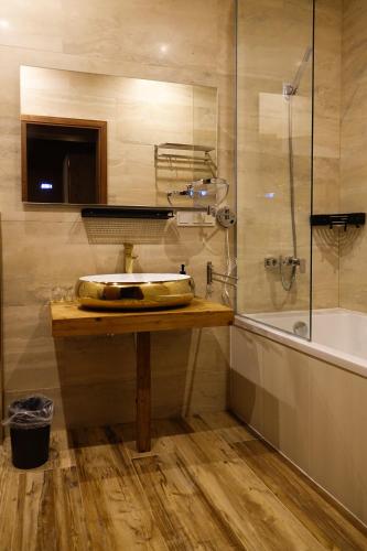Un baño de Wolfstein - Le Boutique Hotel