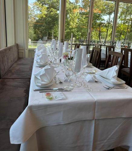 Restaurace v ubytování Brauerei Gasthaus Lohhof im Münchner Norden, direkt an der S1, nähe vom Flughafen, Zentrum, A92, Allianz Arena, Ruderregatta und Schießanlage G- Hochbrück entfernt, Internationale Küche