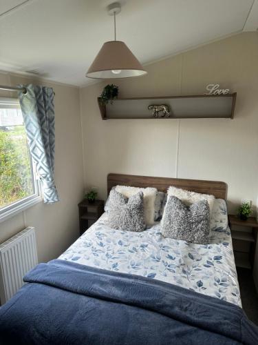 a bedroom with a bed with blue sheets and pillows at The Mayflower in Skipsea