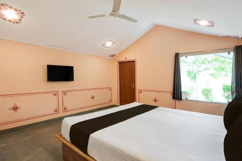 Un televizor și/sau centru de divertisment la Collection O Raghunathpura Uptown Chittorgarh Formerly Padmavati Resort