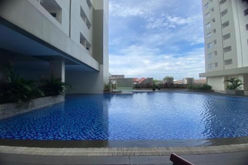 a swimming pool in the middle of a building at Antareja LoftVilles By Reccoma in Dukuh