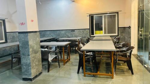 une salle avec des tables et des chaises dans un restaurant dans l'établissement Badal Valley Resort, à Kumbhalgarh