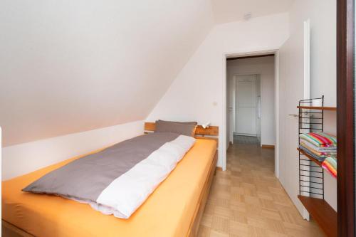 a bedroom with a large bed in a room at Kleine Koje Heide in Heide